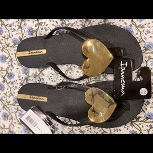 adorable never worn flip flops. Perfect for summer!